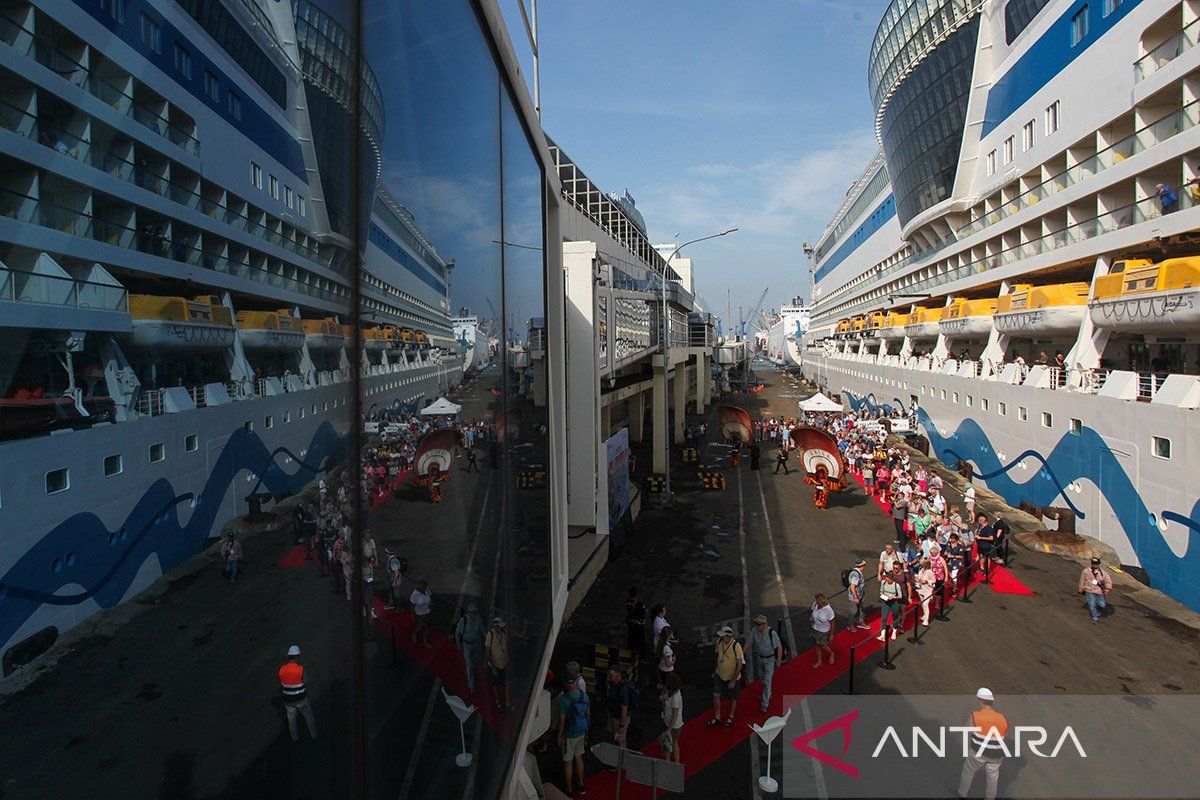 Kapal Pesiar AIDAbella Bawa 2 005 Wisatawan Singgah Di Surabaya