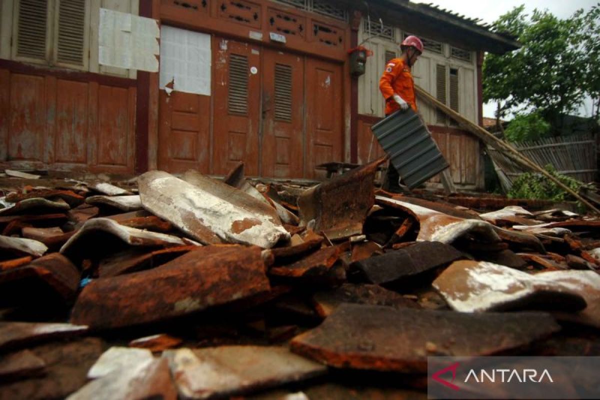 Ratusan Rumah Rusak Diterjang Angin Puting Beliung Di Tegal ANTARA News