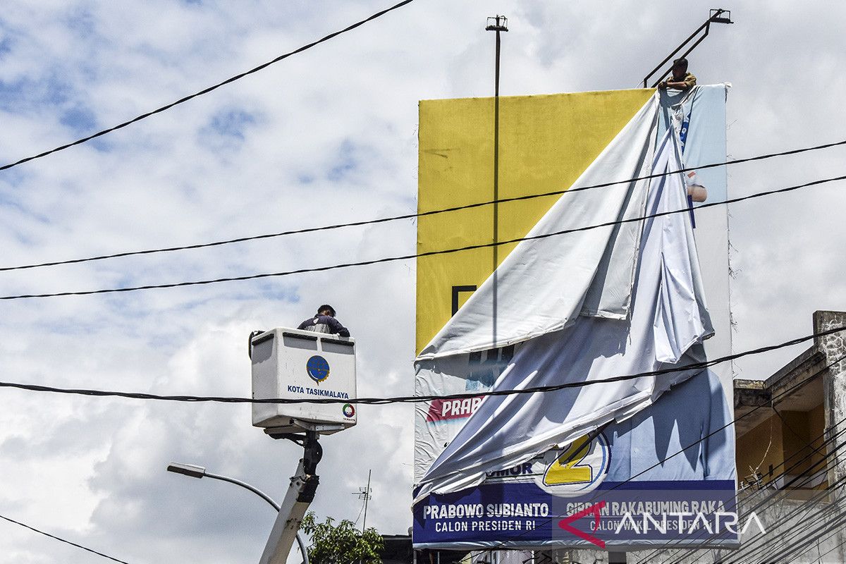 Penertiban Alat Peraga Kampanye Di Tasikmalaya Antara News Jawa Barat