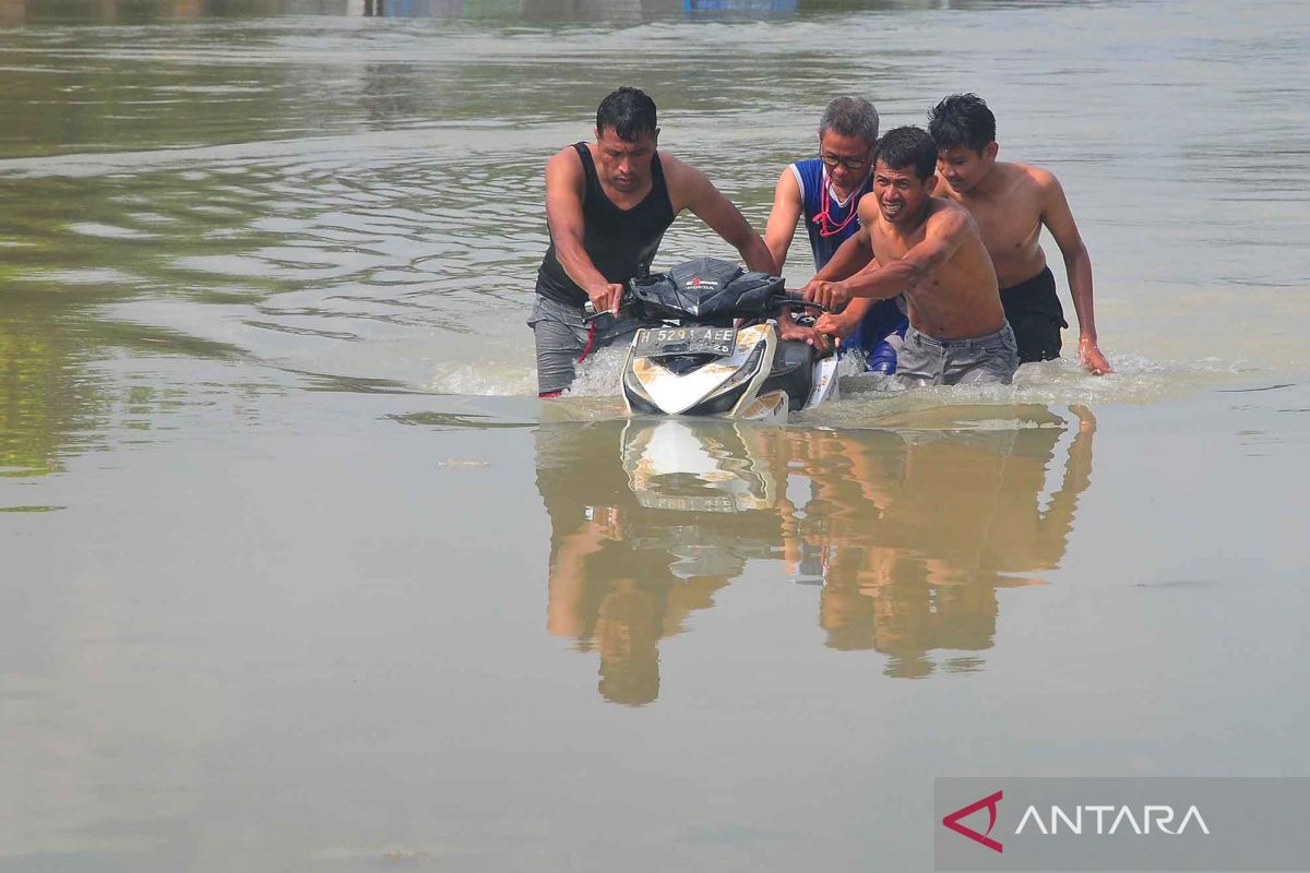 Jalan Utama Semarang Surabaya Masih Terputus Akibat Banjir Antara News