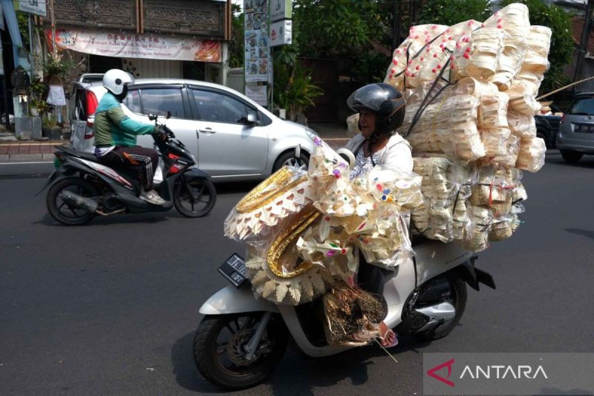 Umat Hindu Di Bali Gelar Persiapan Hari Raya Galungan Antara News