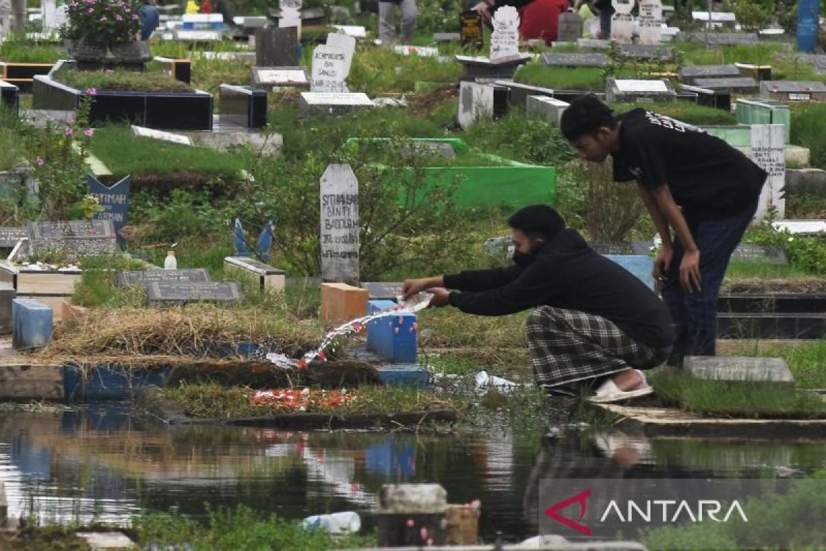 Warga Ziarah Makam Jelang Ramadhan Di Tpu Semper Antara News