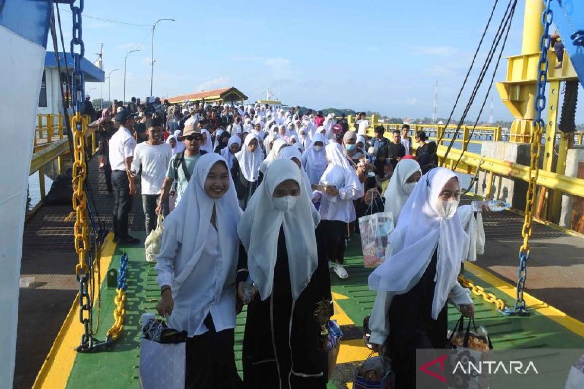 Arus Mudik Di Penyeberangan Jangkar Ke Kepulauan Madura ANTARA News