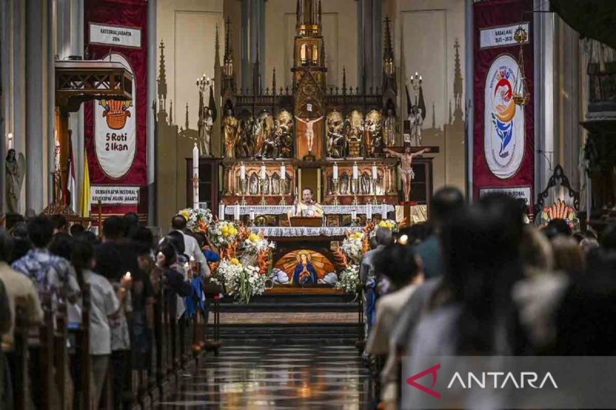 Misa Malam Paskah Di Gereja Katedral Jakarta ANTARA News