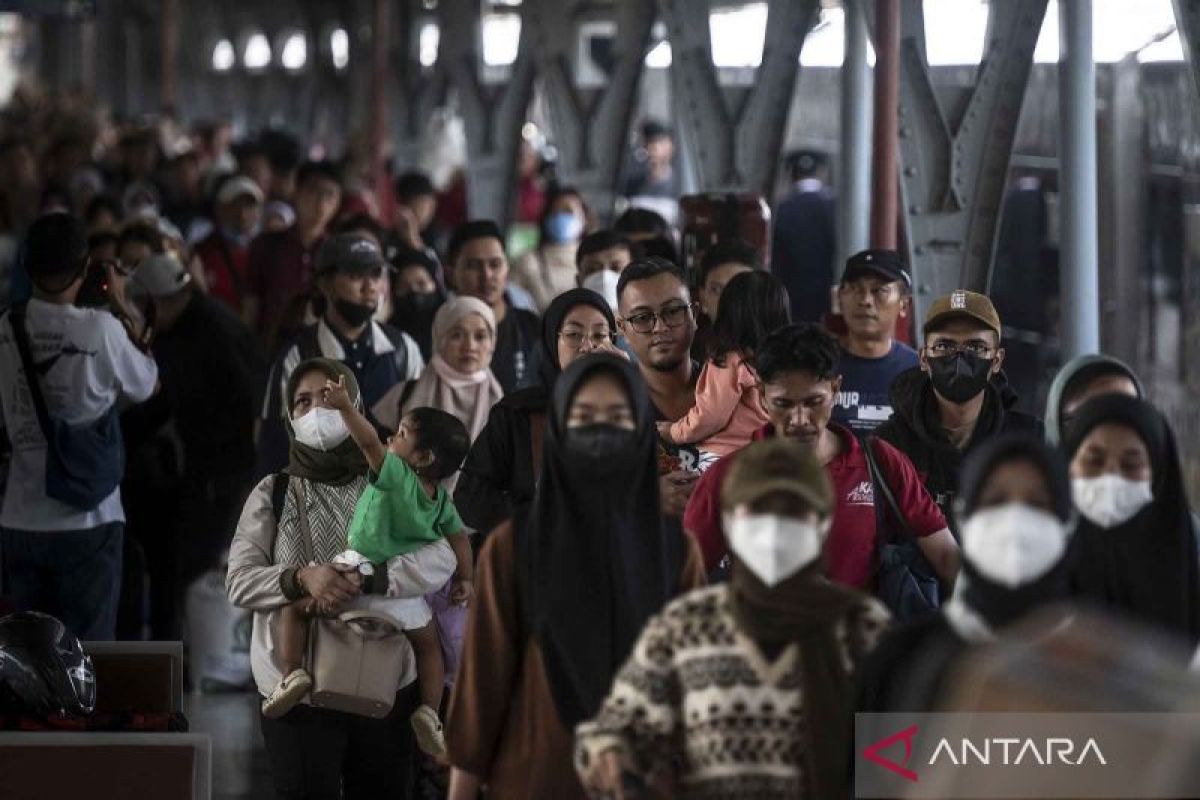 Arus Balik Lebaran Mulai Padat Di Stasiun Senen ANTARA News