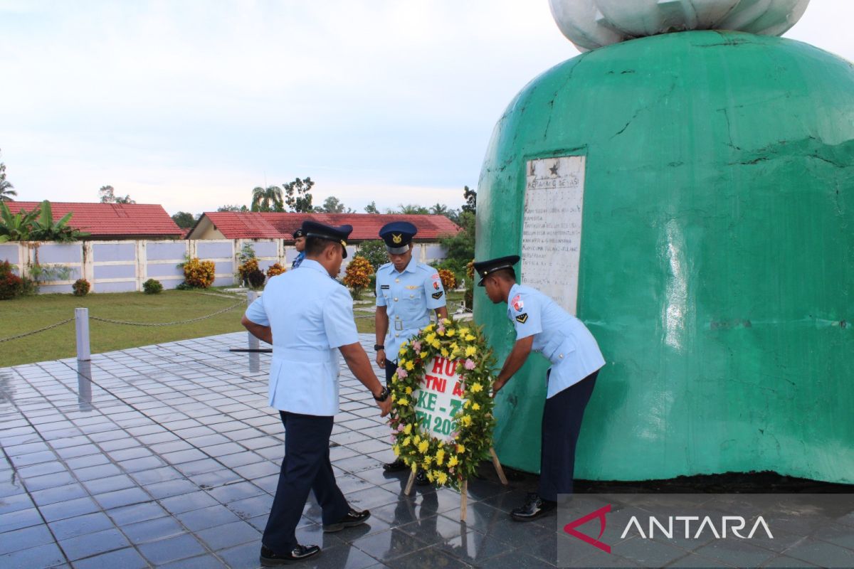 Peringati HUT Ke 78 TNI AU Danlanud ASH Ziarah Dan Tabur Bunga Ke