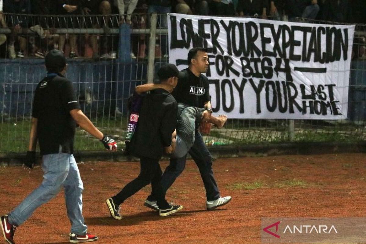 Suporter Ricuh Saat Pertandingan Persik Kediri Lawan PSS Sleman