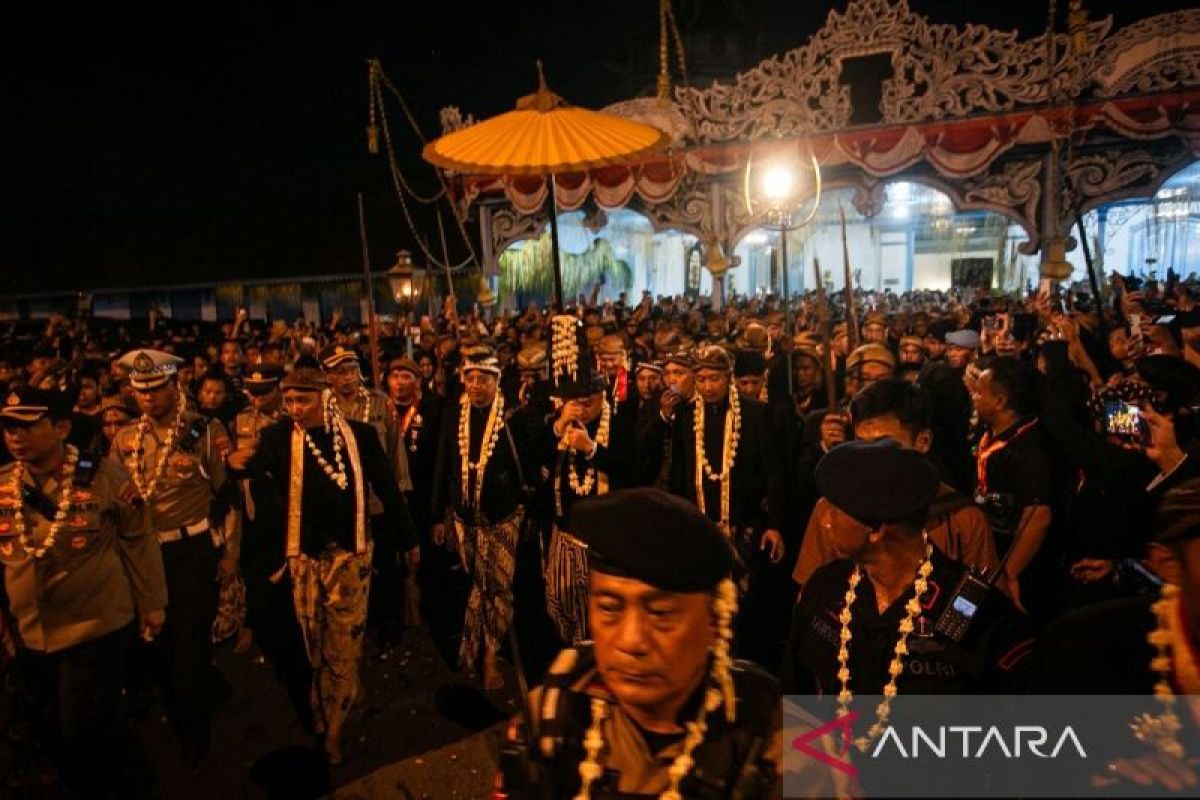 Kirab Malam Satu Suro Di Keraton Kasunanan Surakarta Hadiningrat