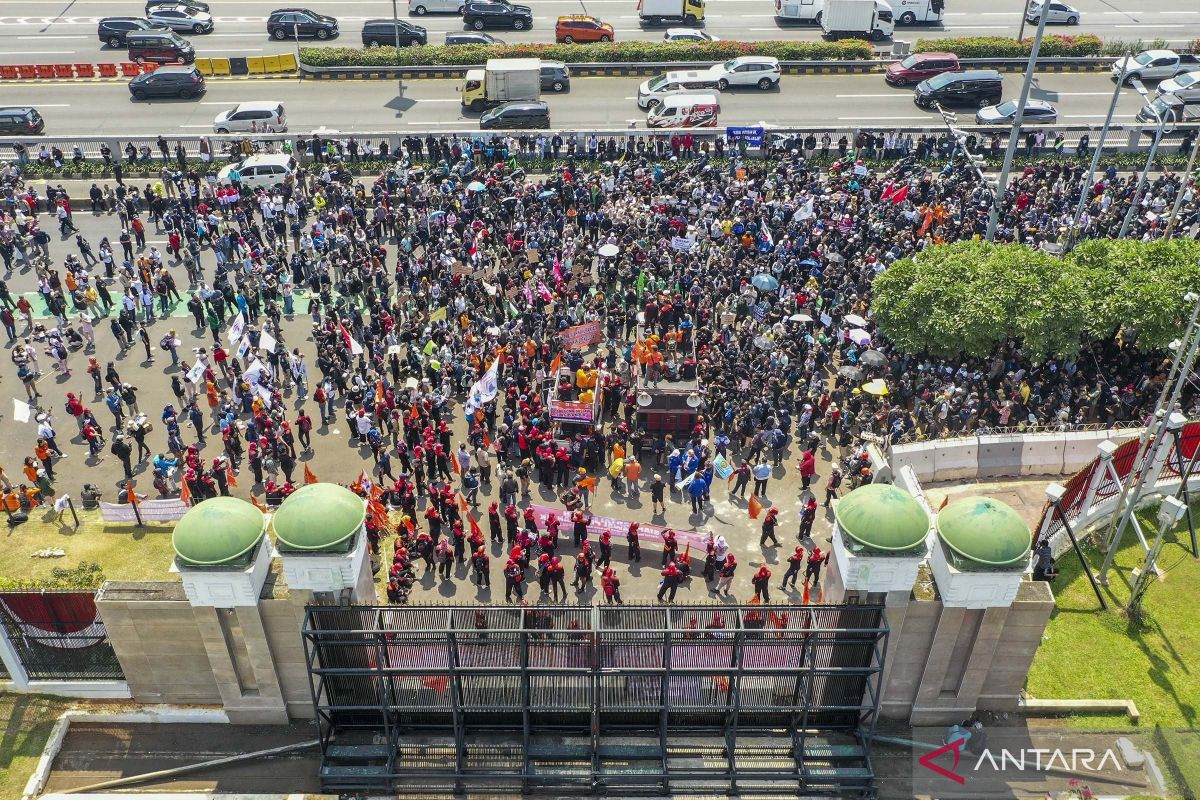 Ujuk Rasa Tolak Pengesahan Revisi Uu Pilkada Di Depan Gedung Dpr