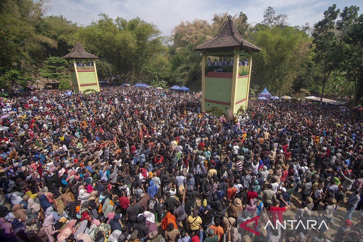 Tradisi Sebar Apem Yaa Qawiyyu Mengangkat Potensi Wisata Desa Berbasis