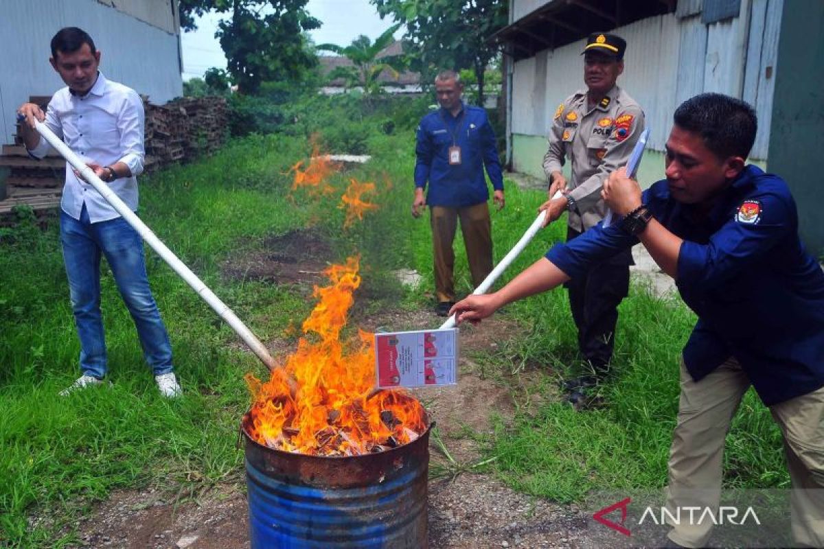 Kpu Kudus Memusnahkan Lembar Surat Suara Pilkada Yang Rusak