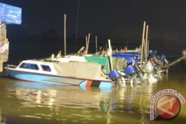 Kapal Bermuatan Sembako Karam Di Sungai Kerapu Bulungan Antara News