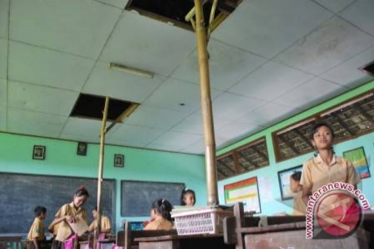 Ribuan Ruang Kelas Sekolah Di Karawang Rusak Antara News Bangka Belitung