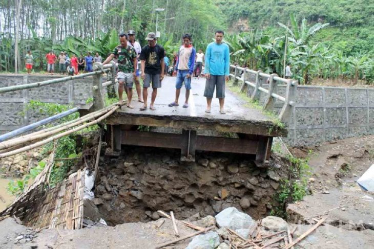 Ratusan Nelayan Tulungagung Terisolir Akibat Jembatan Putus ANTARA