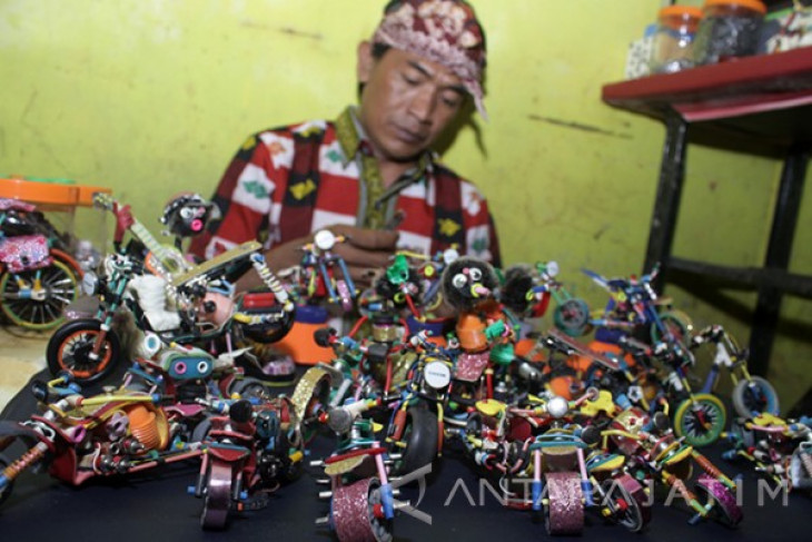 Kerajinan Miniatur Berbahan Limbah Elektronik