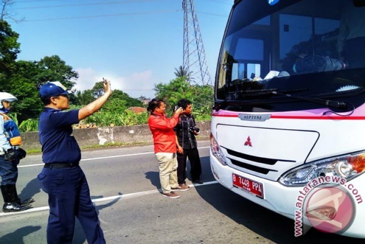 Bus Plat Merah Juga Wajib Uji Kir Antara News Megapolitan