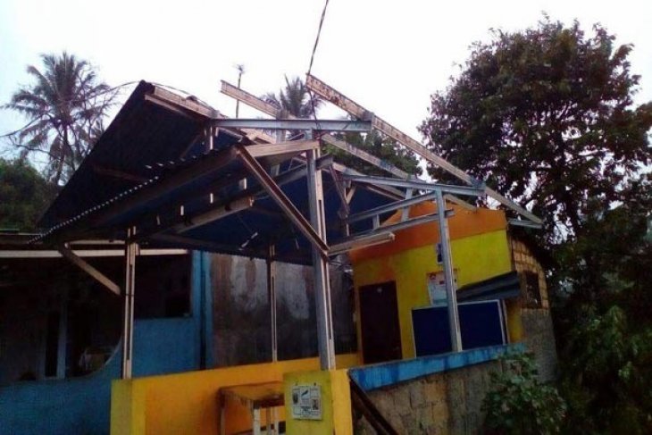 Belasan Rumah Rusak Diterjang Puting Beliung Antara News Megapolitan