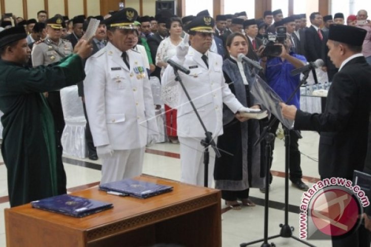 Gubernur Maluku Lantik Bupati Wabup Maluku Tengah ANTARA News Ambon