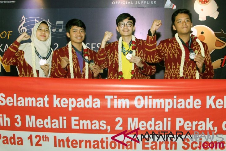 Siswa Indonesia Boyong Tiga Emas Di Olimpiade Sains Internasional