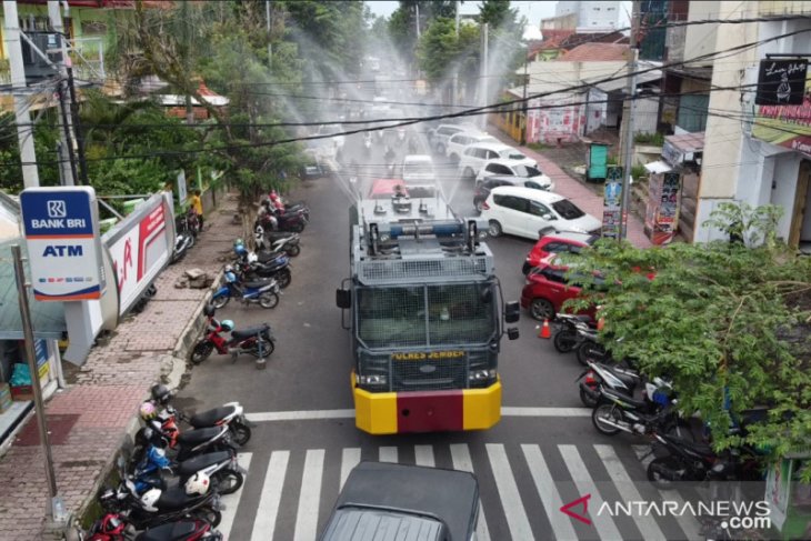 Antisipasi Penyebaran COVID 19 AWC Polres Jember Semprot Disinfektan