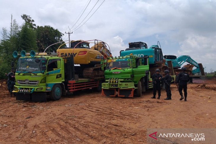 Puluhan Truk Dan 5 Alat Berat Diamankan Dari Lokasi Galian C Yang