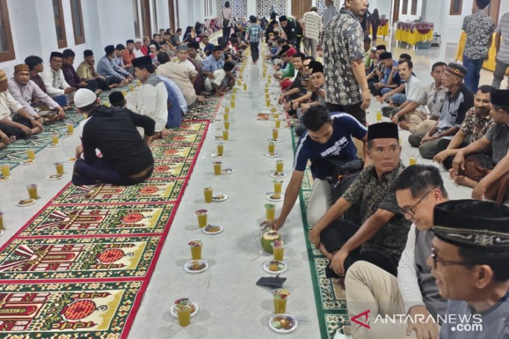 Buka Puasa Bersama Warga Jadi Rutinitas Bupati Abdya Selama Ramadhan