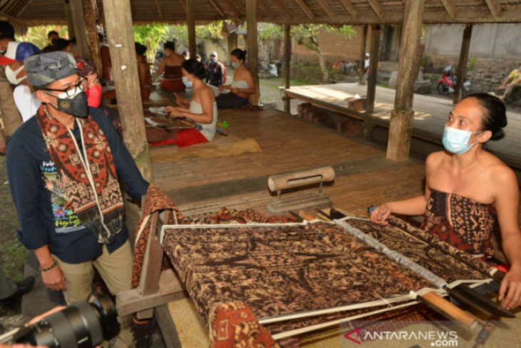 Sandiaga Uno Hari Batik Tumbuhkan Kecintaan Dan Bangga Pada Budaya