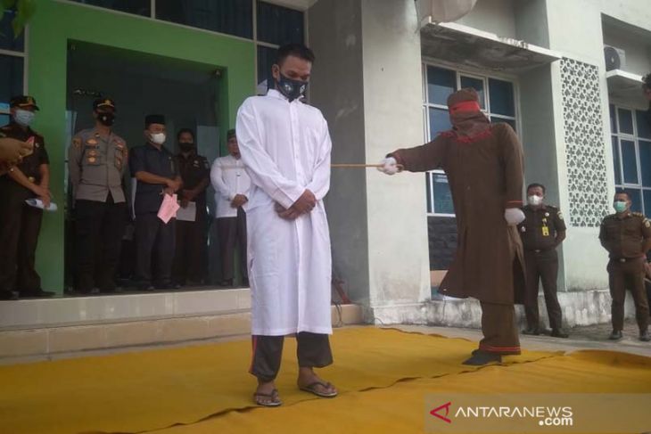 Enam Pelanggar Syariat Islam Dicambuk ANTARA News Aceh