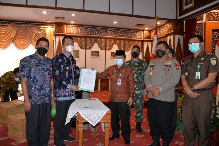 Gubernur Haris Terima Bantuan Tabung Oksigen Dari Kemenperin Ri