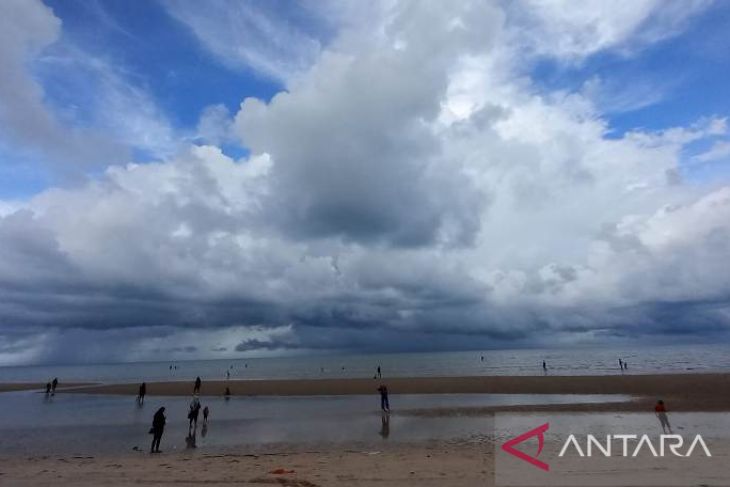 Ribuan Wisatawan Padati Pantai Pukan Pada H 4 Lebaran ANTARA News