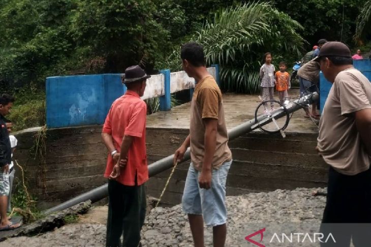 Jembatan Penghubung Dua Kecamatan Di Deliserdang Putus Aktivitas Warga