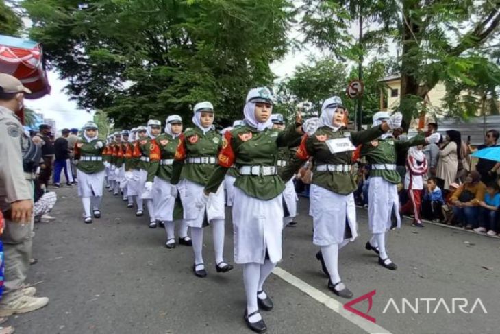 Ribuan Warga Pangkalpinang Antusias Saksikan Pawai PBB HUT Ke 77 RI