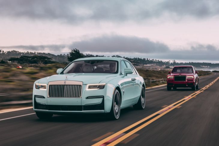 Rolls Royce Black Badge Dan Ghost Baru Tampil Perdana Di California