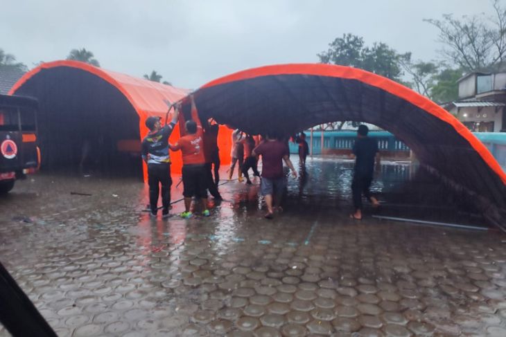 Atap Sdn Gelang Ambruk Bpbd Jember Dirikan Tenda Darurat Untuk