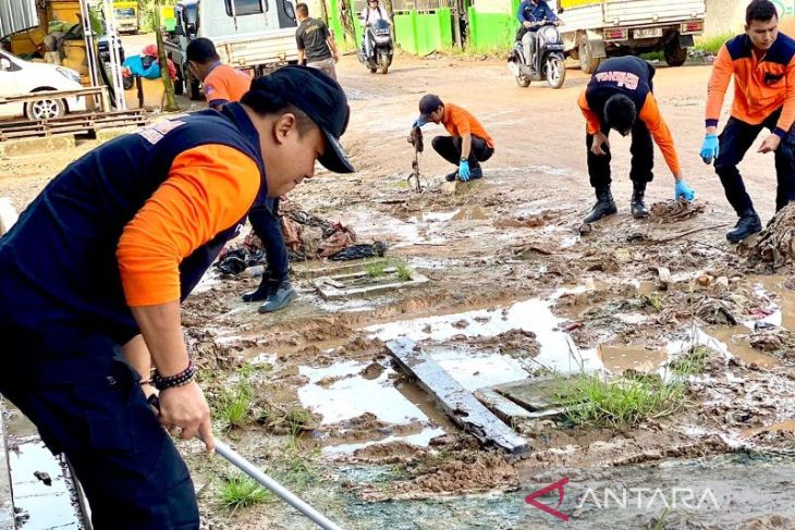 ASN Pemprov Babel Bersihkan Kawasan Pangkalan Pendaratan Ikan Baturusa