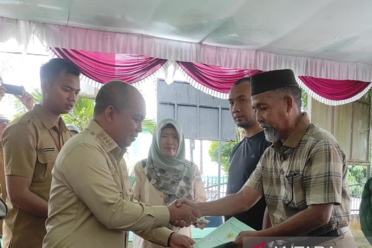 Wali Kota Pangkalpinang Dan Bpn Serahkan Sertifikat Program Ptsl Tahun