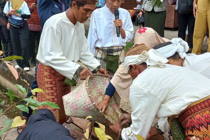 Bangka Tengah Komit Lestarikan Suku Mengkanau Antara News Bangka Belitung