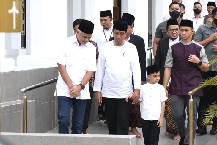 Presiden Jokowi Ajak Jan Ethes Shalat Jumat Di Masjid Sheikh Zayed