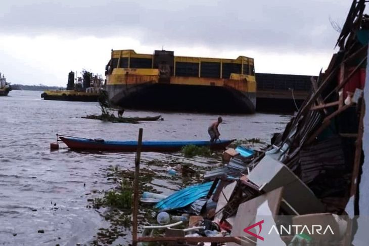 Rugi Miliaran Rupiah Puluhan Rumah Warga Hancur Dihantam Tongkang Batu