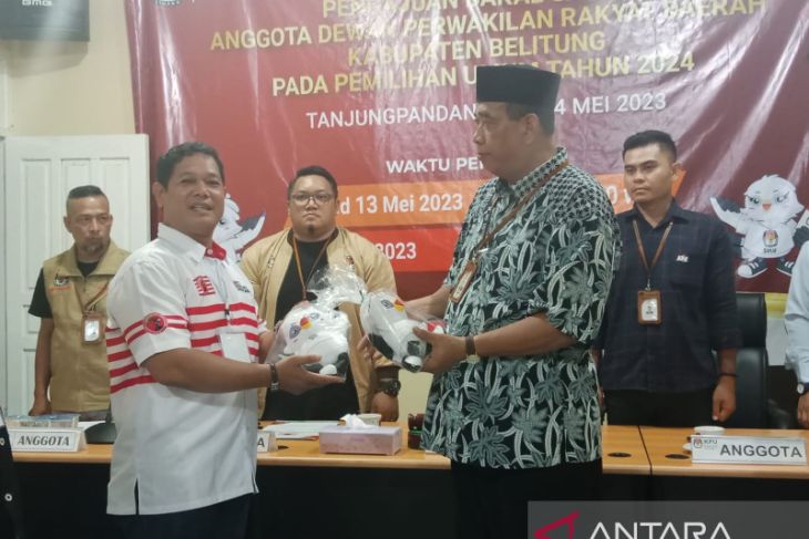 Kpu Belitung Serahkan Maskot Pemilu Kepada Parpol Pendaftar