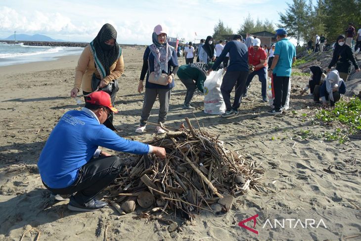 Foto Aksi Bersih Pantai Di Aceh