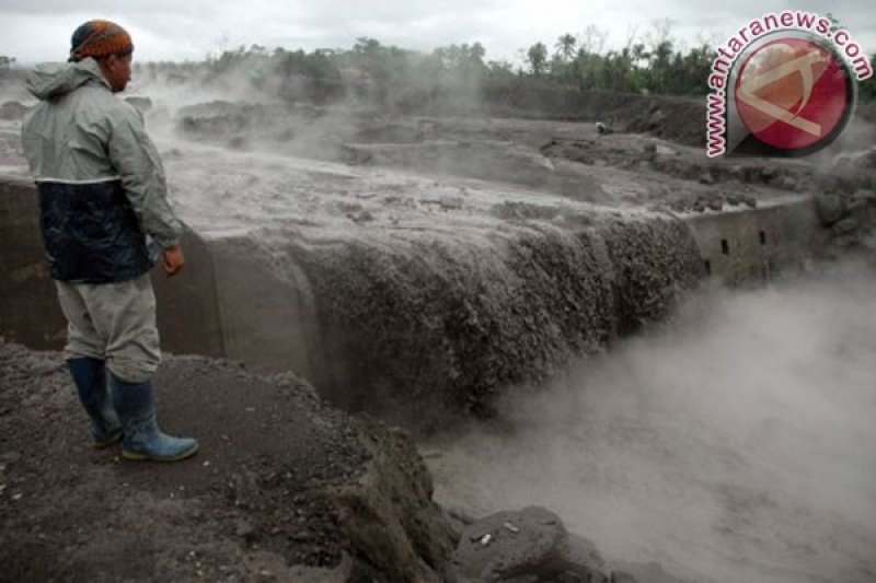 Dua Truk Terseret Banjir Lahar Dingin Merapi ANTARA News