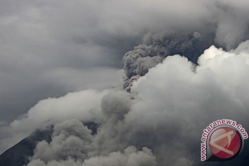 Abu Vulkanik Gunung Sinabung Menyebar Hingga Langkat ANTARA News