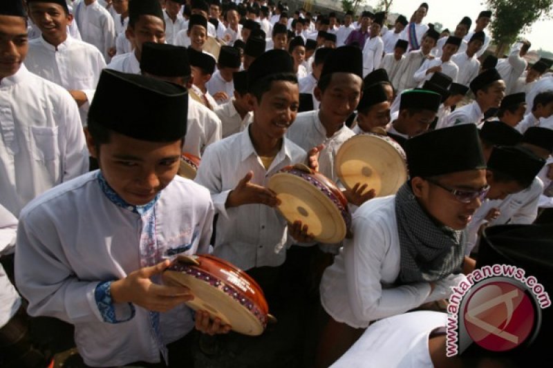 Sebagian Mahasiswa Di Malang Kuliah Pakai Sarung Antara News Jawa Timur