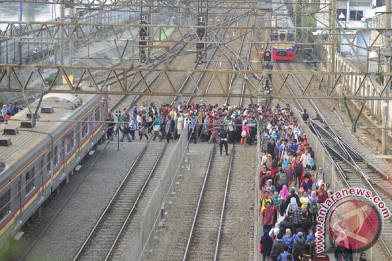 Krl Tanah Abang Rangkasbitung Beroperasi Antara News