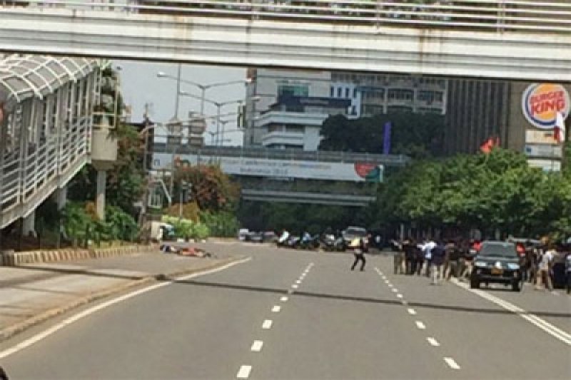 Polisi Keluar Dari Gedung Djakarta Theatre ANTARA News