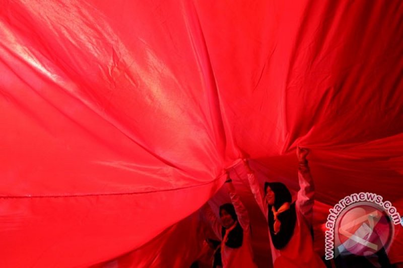 Warga Bukittinggi Bentangkan Bendera Merah Putih Satu Kilometer