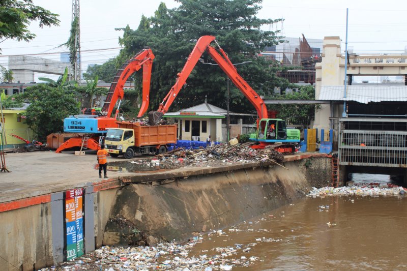 Tujuh Truk Angkut Sampah Di Pintu Air Manggarai ANTARA News