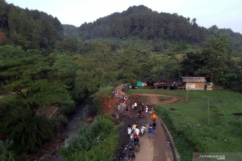 Akses Jalan Ke Lokasi Wisata Di Sentul Terputus Akibat Longsor Antara