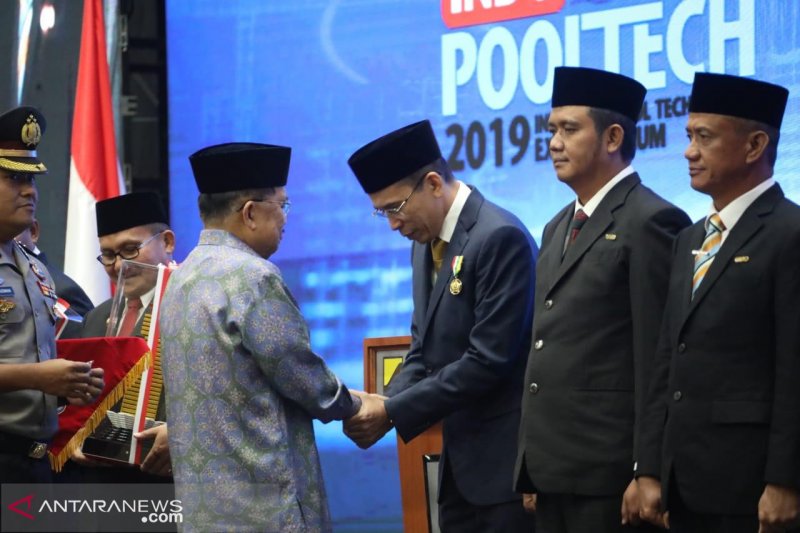 TGB Raih Satya Lencana Karya Bhakti Praja Nugraha Dari Presiden Jokowi